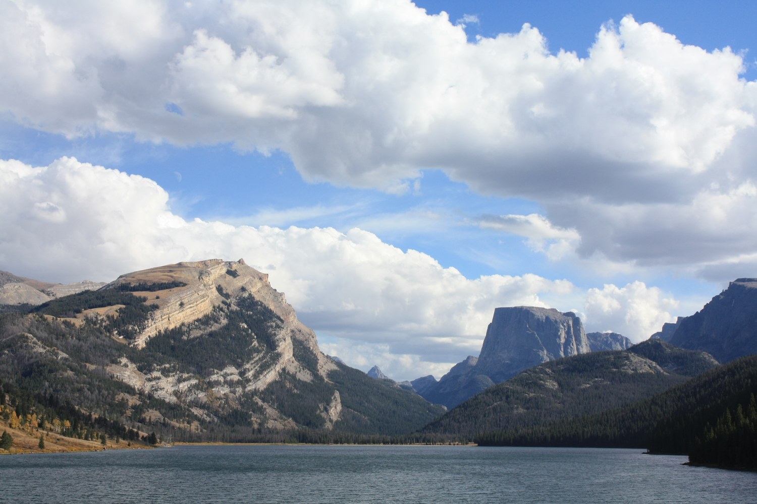Squaretop Mountain rising above the Green River Lakes under a bright sky.